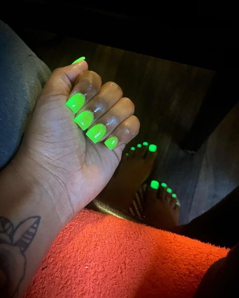 Indy 🏴‍☠️ on Instagram: “Even in the slightest bit of dark, they still glow 😍😍 Acrylic Toes & Short Fullset On Myself ♡- 𝘚𝘦𝘳𝘷𝘪𝘤𝘦: Glow In The Dark / Acrylic Toes…” Glow And The Dark Nails, Glow In The Dark Gel Nails, Glow In Dark Nails Acrylic, Neon Glow In The Dark Nails, Glow In Dark Acrylic Nails, Short Glow In The Dark Nails, Green Glow In The Dark Nails, Glow In The Dark Toe Nails, Glow In The Dark Nails Short