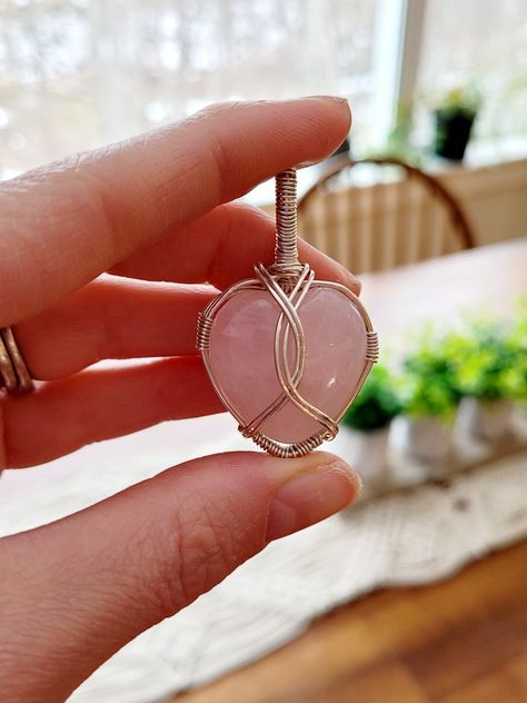 Heart Crystal Wire Wrap, Wire Wrap Heart Stone, Galentines Paint, Wire Wrapped Heart Stone, Wrapping Crystals, Heart Stone Necklace, Wire Wrapped Stone Jewelry, Metal Jewelry Making, Wire Jewelery