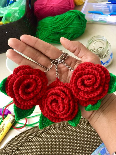 Crochet Rose Keychain Pattern, Crochet Rose Keychain, Flower Crochet Keychain, Modern Haken, شال كروشيه, Crochet Keychain Pattern, Crochet Hair Accessories, Stitch Gift, Crochet Wedding