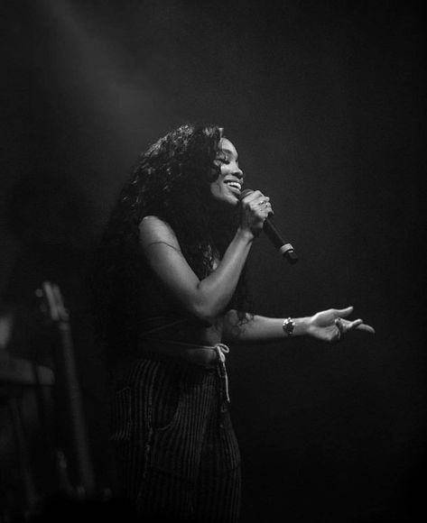 Sza Sza Black And White Picture, Black Singer Aesthetic Stage, Sza On Stage, Solana Imani Rowe, Sza Singer Wallpaper, Aesthetic Wallpaper Black And White, Sza Pics, Macbook Ideas, Sza Aesthetic Wallpaper