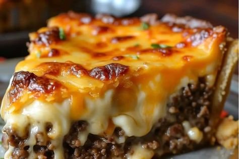 Pioneer Woman Cheeseburger Pie - recipestasteful Pioneer Woman Cheeseburger Casserole, Keto Dinner Recipes Hamburger Meat, Pioneer Cheeseburger Pie, Cheese Burger Pie Recipe, Pioneer Woman Cheese Burger Pie, Pioneer Woman Hamburger Pie, Pioneer Woman Meat Pies, Hamburger Dishes Dinners, Dinners Made With Hamburger