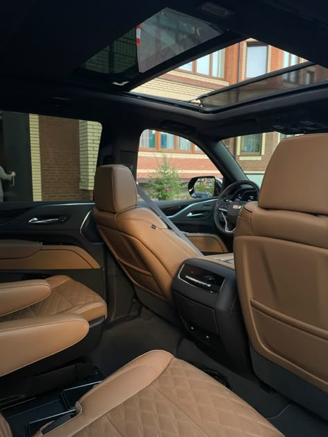 Suv With Sunroof, Range Rover Brown Interior, Family Car Interior, Escalade Aesthetic Car, Cadillac Escalade Aesthetic, Cadillac Escalade Interior, Escalade Interior, Small Suv Cars, Suv Interior