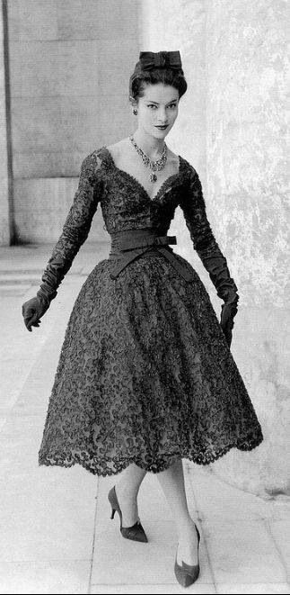 Abito in pizzo di  Christian Dior 1958 Guipure Lace Dress, Glamour Vintage, Teddy Boys, Fifties Fashion, Look Retro, Paris Mode, Dior Vintage, Fashion 1950s, Lucille Ball