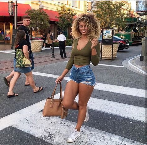 Jena Frumes, Chique Outfit, Grunge Look, Pinterest Outfits, Jena, Baddie Outfits, A Woman, Denim Shorts, Outfit Inspirations