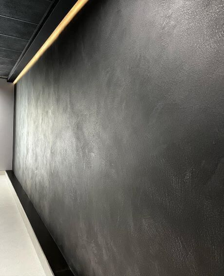 indoor concrete wall finish Polished Cement Wall, Paint That Looks Like Concrete, Micro Cement Wall, Concrete Wall Finish, Black Concrete Wall, Concrete Interior Wall, Concrete Walls Diy, Concrete Walls Interior, Concrete Wall Design