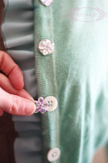 DIY sweater makeover: glue rhinestone to your buttons! Sweater Tutorial, Clothing Upcycle, Diy Sweater, Embellished Clothing, Old Sweater, Sweaters And Cardigans, Embellished Sweaters, Ad Hoc, Altering Clothes