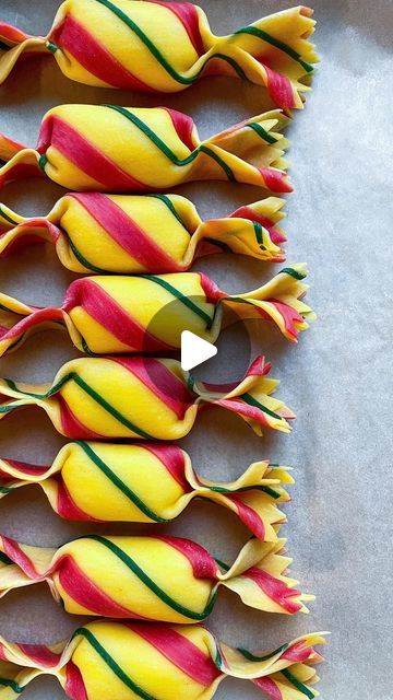 How To Make Colored Pasta, Pasta Art Design, Caramelle Pasta Recipe, Pasta Making Party, Pasta Making Recipes, Pasta Diy, Colorful Pasta, Diy Pasta, Pasta Seasoning