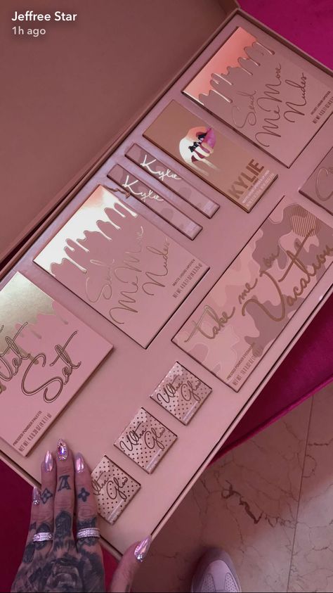 Pretty Makeup Package, Prettiest Makeup Packaging, Kylie Cosmetics Aesthetic, Cute Makeup Kit Aesthetic, Luxury Makeup Gift Set, Maquillaje Kylie Jenner, Make Up Kits, Koleksi Makeup, Koleksi Parfum