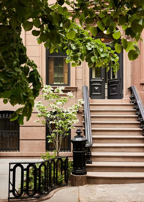 Brownstone Interiors, Brownstone Homes, New York Brownstone, Victorian Era Homes, Nyc Townhouse, Parlor Floor, Brooklyn Brownstone, Garden Levels, Cork Wall