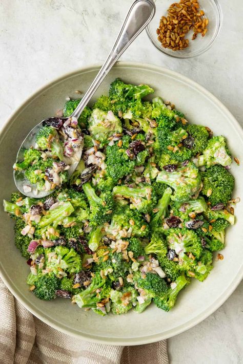 Cold Broccoli Salad, Broccoli Salad With Cranberries, Best Broccoli Salad Recipe, Creamy Broccoli Salad, How To Make Broccoli, Creamy Salad Dressing, Broccoli Salad Recipe, Cranberry Salad, Cold Salad