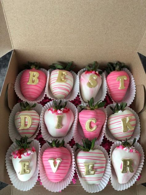 50+ Valentines Day Strawberries with Messages - Hike n Dip Cute Valentines Strawberries, Covered Strawberries Ideas Valentines For Him, Food Gifts For Boyfriend, Strawberry For Boyfriend, Cute Chocolate Covered Strawberry Ideas, Vday For Boyfriend, Cute Baking Ideas For Boyfriend, Birthday Treats For Boyfriend, Valentines Dessert For Boyfriend