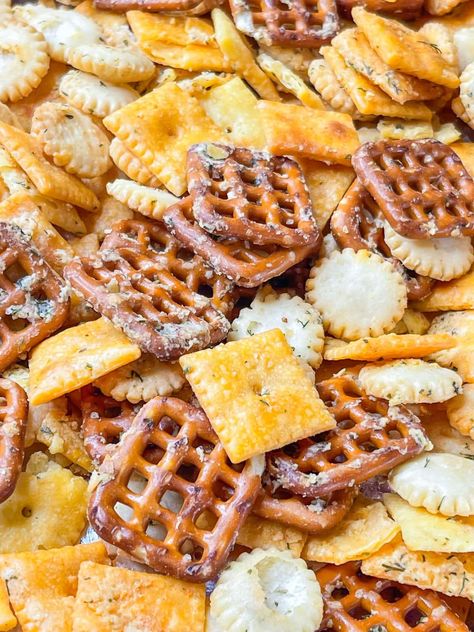 Mix a batch of your own Homemade Cheez-It Snack Mix for your next party. This crowd pleasing party mix includes Cheez-Its, oyster crackers, and pretzels snaps in a savory ranch dill seasoning. Ranch Dill Pretzels, Dill Seasoning, Ranch Oyster Crackers, Homemade Cheez Its, Pretzel Mix, Party Mix Recipe, Tailgate Party Food, Snack Mixes, Oyster Crackers