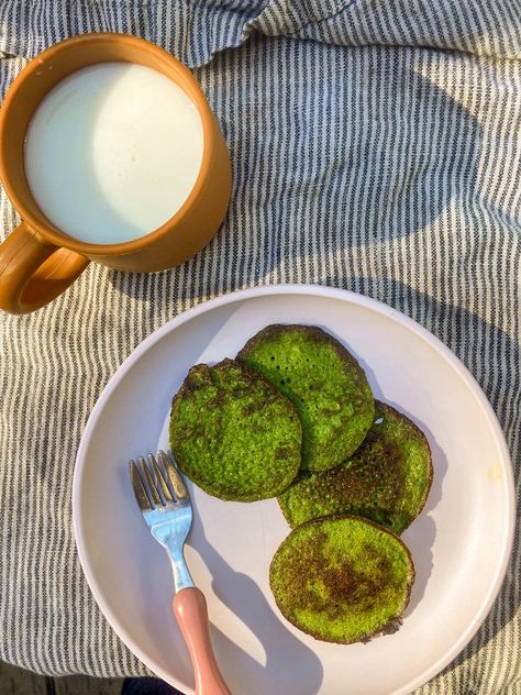 High Protein Spinach Banana Pancakes (4 ingredients!) — Let Them Eat Dirt Spinach Banana Pancakes, Almond Flour Pancakes, Flour Pancakes, Clean Protein, Small Food Processor, Pancakes Easy, High Protein Breakfast, Protein Pancakes, Banana Pancakes