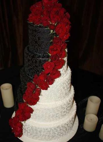 Black White Wedding Dress, Black And White Wedding Cake, Wedding Colors Red, Unique Wedding Cakes, White Wedding Cake, Wedding Cakes With Flowers, Black White Wedding, Gothic Wedding, Wedding Cake Ideas