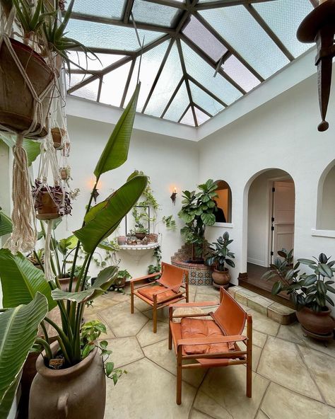 Indoor Atrium Internal Courtyard Gardens, Home With Center Courtyard, Home With Atrium, Home Atrium Indoor Courtyard, Small House With Courtyard In The Middle, Indoor Courtyard House, Courtyard Glass Roof, Indoor Atrium Internal Courtyard, Homes With Courtyards In The Middle