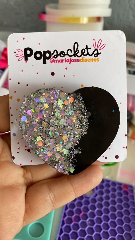 Resin Popsocket Ideas, Seni Resin, Epoxy Molds, Pop Sockets, Pop Socket, Crafts Jewelry, Rhinestone Decor, Diy Crafts Jewelry, Phone Grips