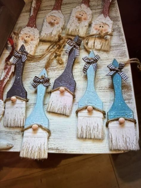 Christmas Paint Brush Crafts, Paintbrush Gnomes, Craft Sale Ideas Make And Sell, Winter Craft Diy, Paint Brush Santa, Kindergarten Christmas Crafts, Kids Christmas Crafts Easy, Winter Diy Crafts, Christmas Tree Decorating