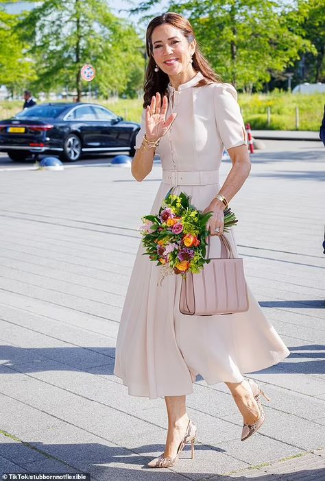 Kroonprinses Mary, Leiden University, Denmark Fashion, Princess Mary Of Denmark, Mary Donaldson, Princess Marie Of Denmark, Mary Of Denmark, Royal Portraits, Estilo Real