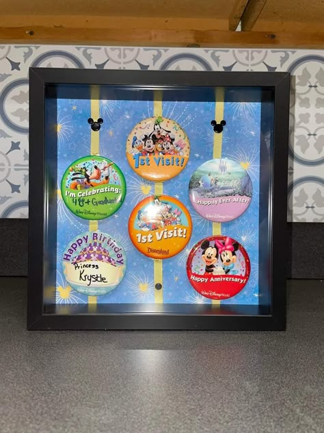 Disney Magic Band Shadow Box Ideas, Disney Button Display, Disney Bands Display, Disney Souvenir Display, Doorables Disney Display Diy, Disney Pin Display Diy Cork Boards, Disney Ear Display, Disney Shadow Box, Diy Disney Crafts