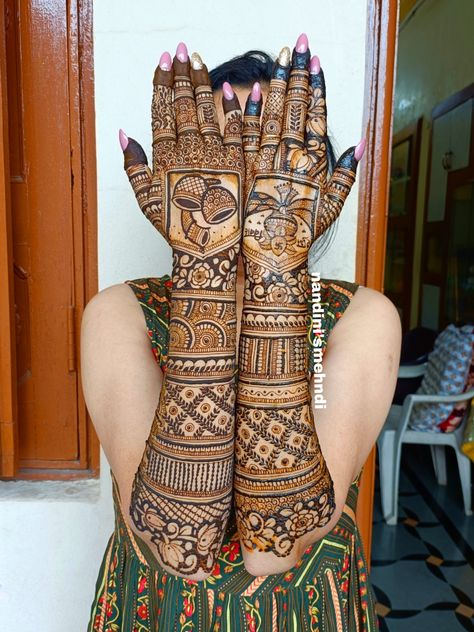 Bridal Mehendi Designs Legs Latest, Bridal Mehendi Back Hand Design, Back Mehndi Designs Bridal, Bride Leg Mehendi Design Latest, Back Hand Mehndi Design For Bride, Bridal Heavy Mehndi Designs, Indian Bride Mehendi Designs, Mehandi Designs Engagement, Bridal Mehndi Designs For Back Hand