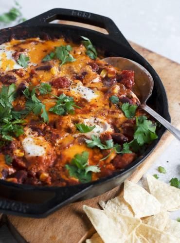 An easy and delicious vegetarian, one-skillet stovetop recipe. This Chili-Style Shakshuka is the perfect from-the-pantry dinner option. Pantry Recipe, Shakshuka Recipes, Freezer Dinners, Tomato Dishes, Creamy Macaroni And Cheese, Cheddar Cheese Sauce, Loaded Baked Potato, Main Course Dishes, Potato Gnocchi