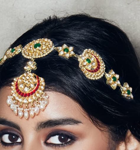 Rajputi Mangtika, Rajputi Rakhdi Design Gold, Mangtikka Designs, Maangtika Designs, Rajasthani Mangtika, Indian Hair Jewelry, Indian Headpiece, Indian Hair Accessories, Rajput Jewellery