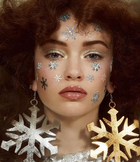 Lottie 💄⭐️ on Instagram: “❄️What are YOU doing this holiday break? ❄️ TELL ME BELOW ⬇️ photo @jamienelson6 makeup @lotstar hair @robsalty styling @jennifer.fein…” Christmas Fashion Photography, Christmas Editorial, Xmas Makeup, Jamie Nelson, 70s Makeup, Christmas Shoot, Christmas Beauty, Illustration Photo, Winter Makeup