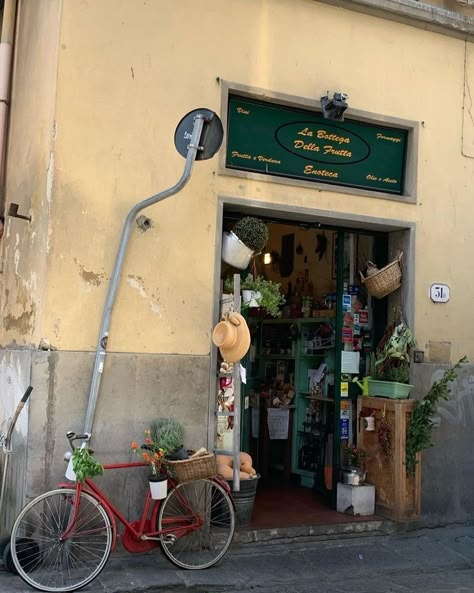 Florence Aesthetic Italy, Green And Red Aesthetic, Northern Italy Aesthetic, Florence Italy Aesthetic, Cmbyn Summer, Florence Summer, Italy Travel Aesthetic, Summer In Italy Aesthetic, Florence Aesthetic