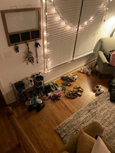 College Apartment With Roommates, Roomate Astethic, Sharing An Apartment With Friends, Housemates Aesthetic, Sharing Apartment With Best Friend, Roommate Aesthetic, Roommate House, Roommate Apartment, Roommates Aesthetic