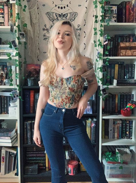 70s corset outfit inspo y2k inspo floral corset Corset Outfit Floral, Floral Corset Outfit, Corset Over Shirt, Flares Outfit, Outfit Inspo Y2k, Graphic Tee Outfit, Shirt With Jeans, Y2k Inspo, Corset Outfit