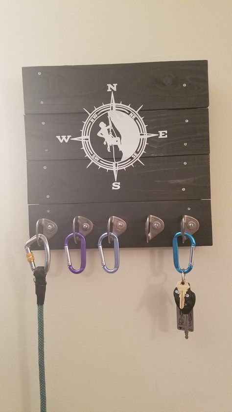 Rock climbing key holder Rock Climbing Decor, Outdoor Gear Storage, Diy Climbing Wall, Climbing Art, Gear Room, Garage Organisation, Climbing Gifts, Gear Storage, Decor Pad