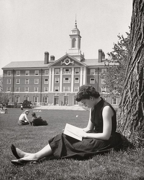 Girls Reading, People Reading Books, Women Reading, People Reading, Looks Party, The Bell Jar, Book People, Harvard University, Woman Reading