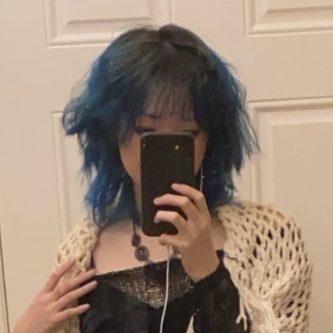 Short Blue Wolfcut, Grunge Hair Dye Ideas Blue, Dark Blue Shirt Hair, Blue Wolfcut Hair, Black And Purple Wolfcut, Short Dyed Hair Blue, Short Black Hair With Blue Underneath, Blue Tips Hair Short, Blue Black Wolfcut