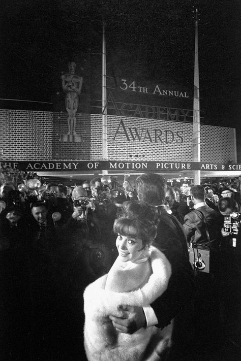 At the 1962 Academy Awards. - HarpersBAZAAR.com Elia Kazan, It Happened One Night, Warren Beatty, Splendour In The Grass, Natalie Wood, Photos Vintage, Old Soul, Academy Awards, Grace Kelly