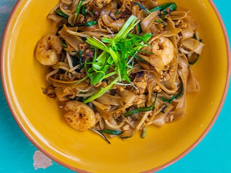 Easy Char Kway Teow Recipe | School of Wok Char Kway Teow Recipe, Char Kway Teow, Asain Food, Gok Wan, Onion Sprouts, Noodle Dish, How To Cook Rice, Noodle Dishes, Southeast Asian