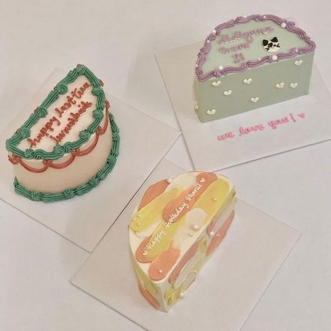 ~ 𝓵𝓸𝓿𝓮 𝓵𝓮𝓽𝓽𝓮𝓻 𝓬𝓪𝓴𝓮 ~ 在 Instagram 上发布：“to be frank, i never knew how cute semicircle cakes could be 😅🤍” Korean Cakes, Half Cake, Half Birthday Cakes, Circle Cake, Letter Cake, Unique Birthday Cakes, Pastel Cakes, Cake Hacks, Korean Cake