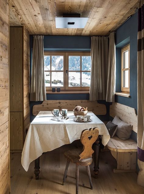 Ski Lodge Kitchen, Ski Chalet Decor, Cozy Mountain Home, Ski Cottage, Rustic Chalet, Cosy Home Decor, Mountain Interiors, Modern Chalet, German Houses