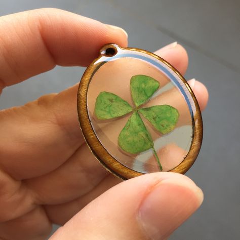 Clear resin pendant with a four leaves clover 🍀 wooden frame Four Leaves Clover, Laser Ideas, Jewelry Resin, Resin Projects, Paper Animals, Hand Craft, Wooden Pendant, Four Leaves, Clear Resin