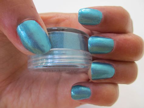 Turn Eye Shadow into Nail Polish!!! AWESOME!! Broken Eyeshadow, Diy Nail Polish, New Nail Polish, Clear Nail Polish, Diy Beauty Hacks, Clear Nails, Chrome Nails, Nail Polish Colors, Makeup Addict