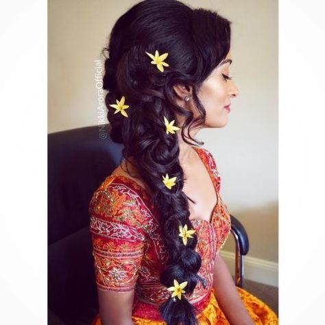 Side Plait Hairstyles, Bun With Accessories, Hair Side Braid, Messy Side Bun, Messy Side Braid, Fish Tail Side Braid, South Indian Wedding Hairstyles, Indian Braids, Makeup Classes