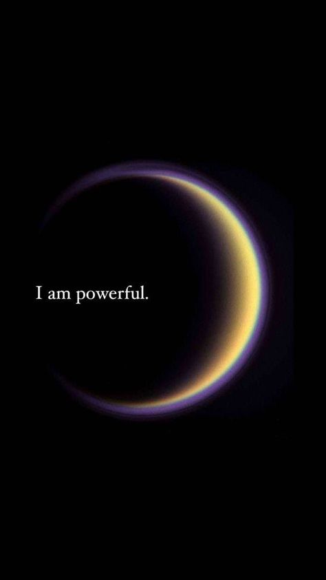 I Am Powerful Wallpaper, Que Sera Sera Aesthetic, Black Background Affirmations, Power Of Manifestation Quotes, Affirmation Wallpaper Black, Pretty Affirmations Aesthetic, Mind Powers Aesthetic, Afirmations On Wallpaper, Dark Affirmations