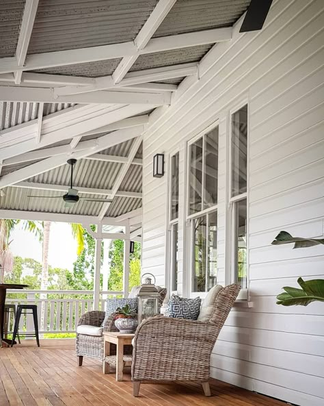 A clean white paint job +deck oil.  Spotted Gum decking with Woca deck oil.  Dulux white on white paint.  Queenslander verandah. Veranda Furniture, Deck Inspiration, Queenslander House, Front Verandah, Woodland House, Front Deck, Tangier, The Porch, Wicker Furniture