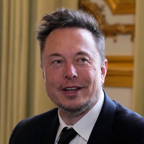 Elon Musk says he's temporarily capping how many tweets you can read. What we know. Elon Musk Selfie, Elon Musk Interview, Elon Reeve Musk, Billy Currington, Elon Musk Tesla, Gtr Car, Successful Business Tips, Video Call With Boyfriend Screen Photo, Elon Musk