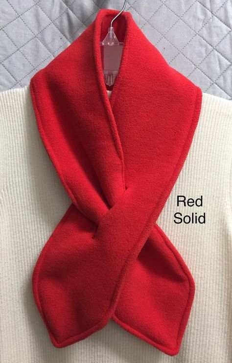 Fleece Scarf Pattern, Flannel Projects, Accessory Men, Fleece Sewing Projects, Sewing Scarves, Keyhole Scarf, Scarf Diy, Fleece Projects, Fleece Neck Warmer