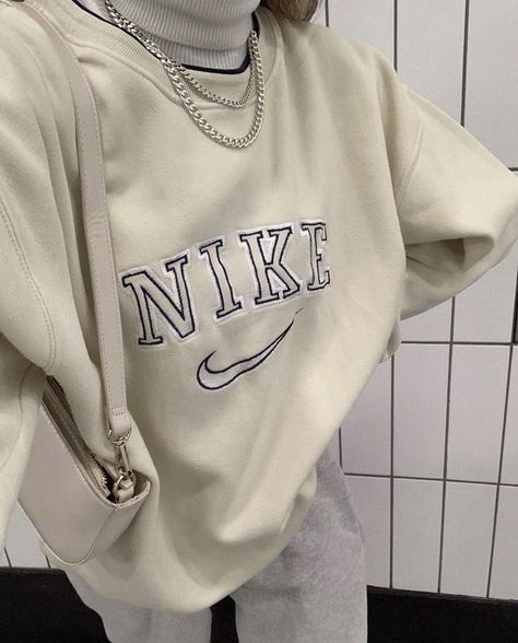 Rok Outfit, Outfit Minimalist, Nike Sweats, Nike Sweatshirt, 90s Outfit, School Looks, Looks Street Style, Mode Inspo, 가을 패션