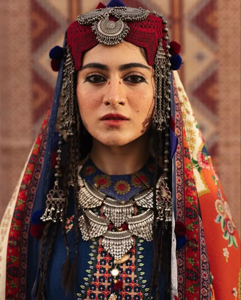 West Asian Culture, Pakistan Culture Aesthetic, Sindh Culture, Pakistan Jewelry, Traditional Headwear, Cultural Aesthetic, Pakistani People, Pakistan Clothes, Pakistani Aesthetic