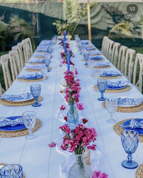 Greek Dinner Decorations, Sweet 16 Party Ideas Mamma Mia, Mamma Mia Flower Arrangement, Dinner Party In Living Room, Mamma Mia Table Decorations, Mamma Mia Bday Party Ideas, Mama Mia Wedding Reception, Mamma Mia Party Centerpieces, Mamma Mia Tablescape