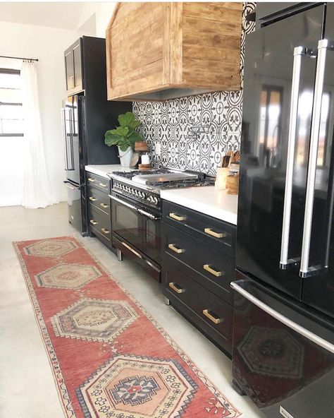 P a i n t e d  F o x  H o m e™ on Instagram: “Hello, GORGEOUS! This kitchen made my jaw DROP! Katie @therusticboxwood has a winner here! Another winner? We have extended our END OF…” Luxury Black Kitchen, Black Kitchen Ideas, Trend Kitchen, Wooden Picnic Tables, Black Kitchen Cabinets, Brown Kitchens, Beautiful Cabinet, Kitchen Hoods, Decor Luxury