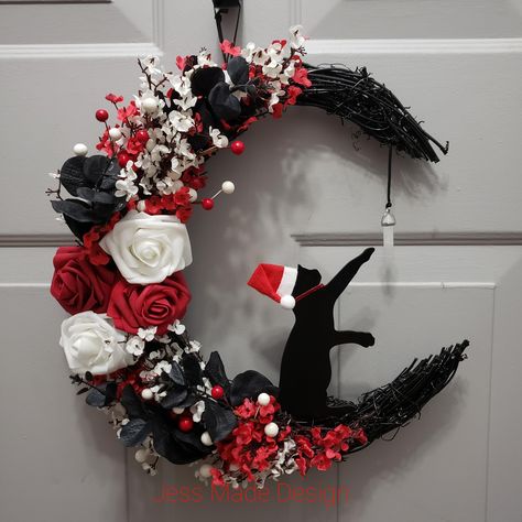 Hi all! I made a cat moon wreath. I’m loving these colors! 🎅💀🖤 Wreath Decorating Ideas, Nightmare Before Christmas Wreath, Christmas Wreath Door, Winter Solstice Celebration, Cat Wreath, Moon Christmas, Moon Wreath, Christmas Wreath Decor, Halloween Outside