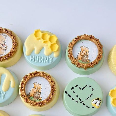 Winnie The Pooh Party, Chocolate Covered Desserts, Baby Shower Sweets, Winnie The Pooh Cake, Pooh Party, Winnie The Pooh Themes, Pop Baby Showers, Baby Shower Treats, Sugar Cookie Icing